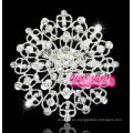 Elegante broche de flor de cristal blanco claro